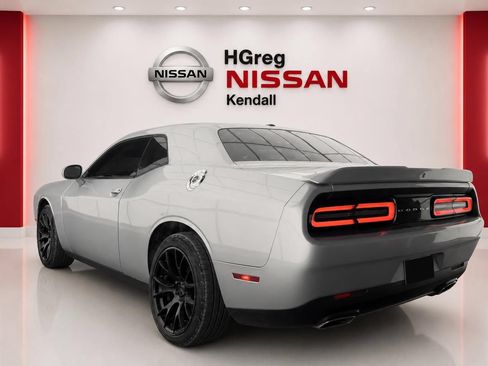 Used 2019 Dodge Challenger SXT RWD image 2