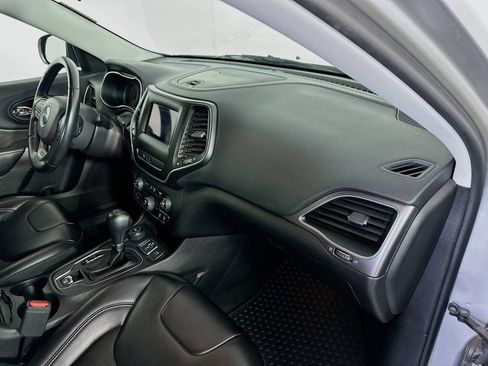 Used 2020 Jeep Cherokee Latitude Plus w/ Cold Weather Group AWD/4WD image 27
