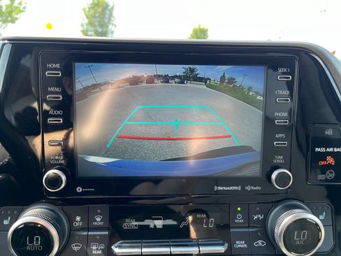 Used 2021 Toyota Highlander XLE AWD/4WD image 26