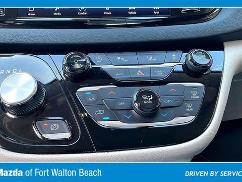 Used 2023 Chrysler Pacifica Touring-L FWD image 24