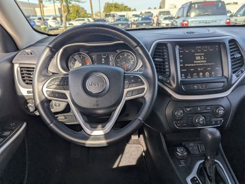 Used 2018 Jeep Cherokee Latitude Plus w/ Comfort/Convenience Group image 16