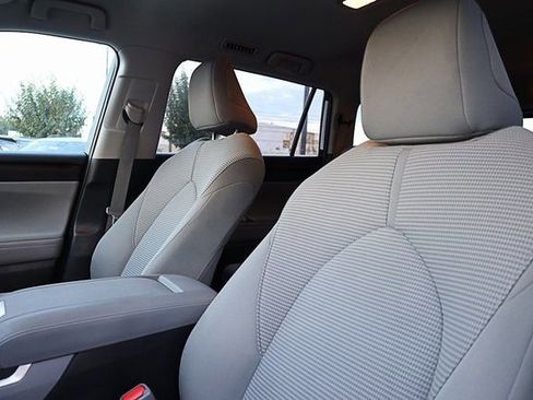 Used 2023 Toyota Highlander L image 37