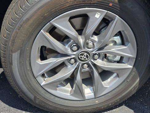 Used 2025 Toyota Sienna XLE FWD image 11