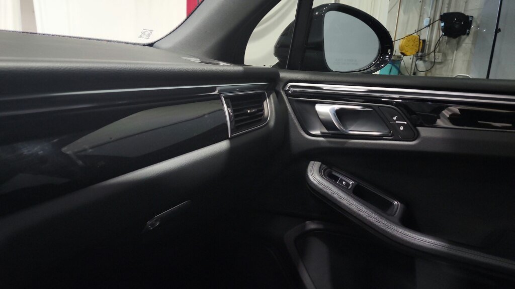 Used 2018 Porsche Macan AWD/4WD image 28