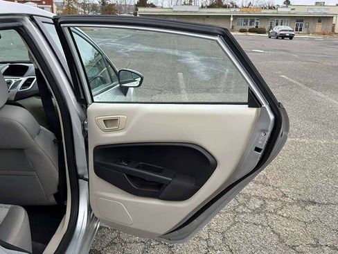 Used 2012 Ford Fiesta SE w/ Winter Pkg image 27