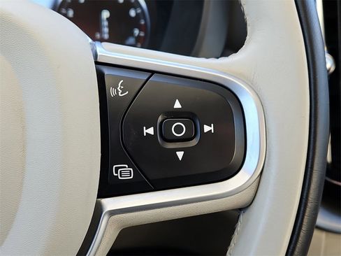 Used 2020 Volvo XC60 T6 Momentum w/ Protection Package Premier image 27