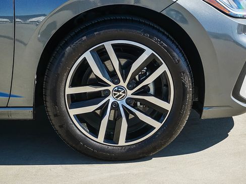 Used 2025 Volkswagen Jetta SE image 9