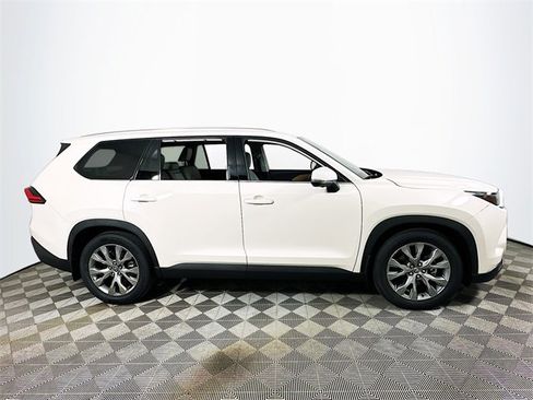 Used 2024 Toyota Grand Highlander XLE image 2