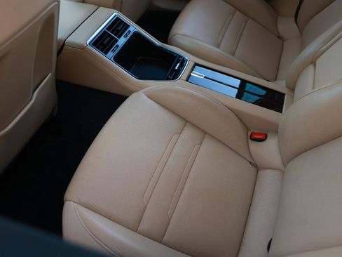 Used 2018 Porsche Panamera 4 image 11