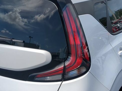 Used 2025 Kia Soul LX FWD image 11