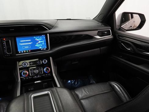Used 2021 GMC Yukon XL Denali w/ Denali Premium Package AWD/4WD image 16