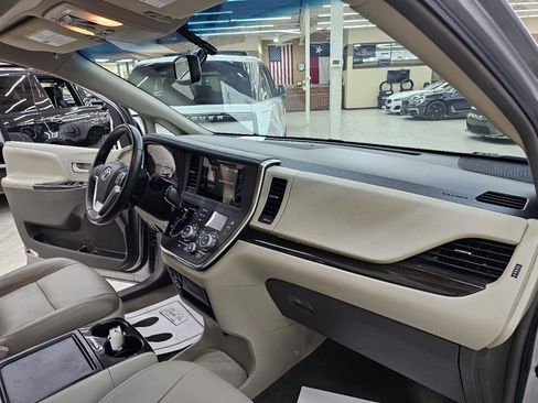 Used 2015 Toyota Sienna XLE w/ XLE Navigation Package FWD image 21