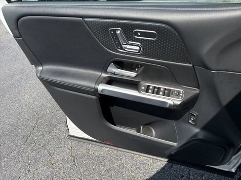 Used 2025 Mercedes-Benz GLB 250 4MATIC image 27