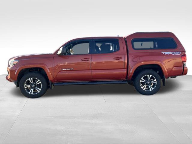 Used 2017 Toyota Tacoma TRD Sport w/ Tow Package (A/T) AWD/4WD image 2