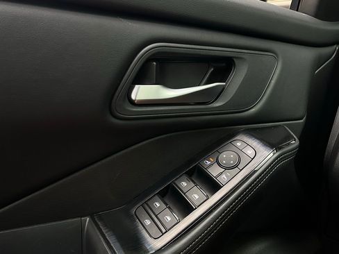 Used 2025 Nissan Rogue SV image 21