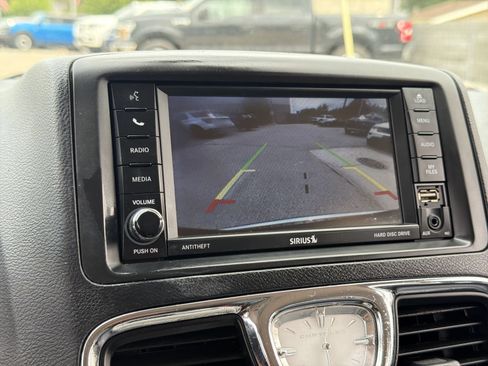 Used 2016 Chrysler Town & Country Touring-L w/ Driver Convenience Group FWD image 30
