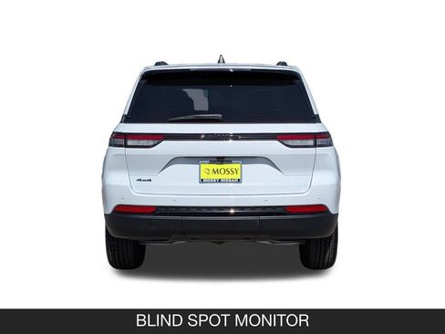Used 2025 Jeep Grand Cherokee Altitude AWD/4WD image 9