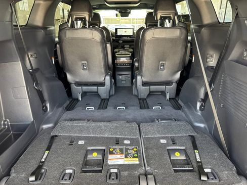 Used 2025 Toyota Sienna Platinum FWD image 18