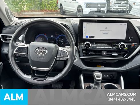 Used 2024 Toyota Highlander Limited image 29