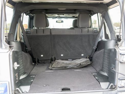 Used 2017 Jeep Wrangler Unlimited Rubicon w/ Connectivity Group image 11