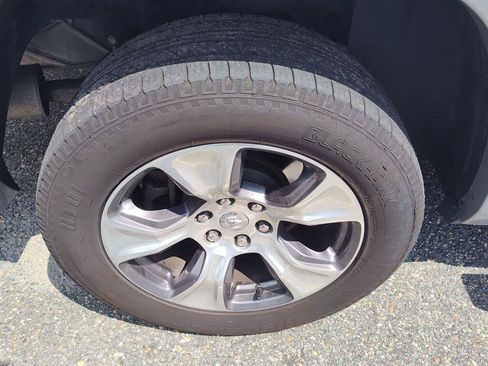 Used 2019 RAM 1500 Laramie AWD/4WD image 4