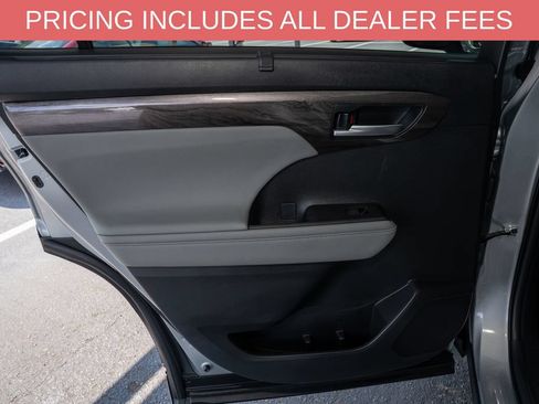 Used 2023 Toyota Highlander Limited FWD image 12