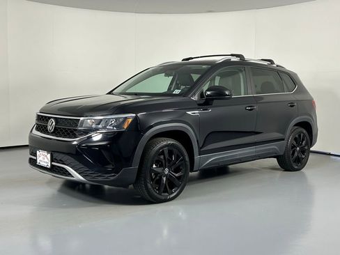 Used 2022 Volkswagen Taos SE w/ Panoramic Sunroof Package FWD image 3