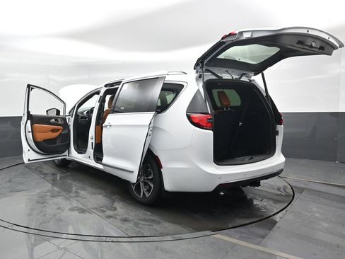 New 2026 Chrysler Pacifica Pinnacle w/ Trailer Tow Group AWD/4WD image 49