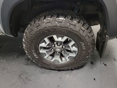 Used 2017 Toyota Tacoma TRD Off-Road w/ Premium & Technology Package image 11