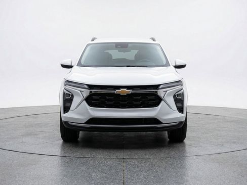 Used 2025 Chevrolet Trax LT image 2