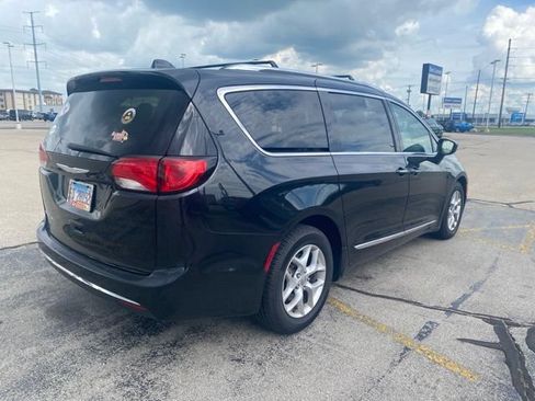 Used 2017 Chrysler Pacifica Touring-L Plus FWD image 4