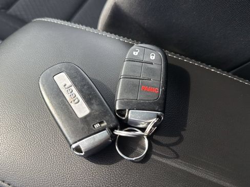 Used 2018 Jeep Grand Cherokee Laredo AWD/4WD image 35