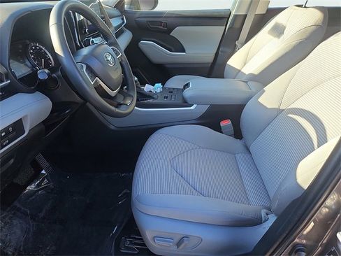 Used 2023 Toyota Highlander LE image 28