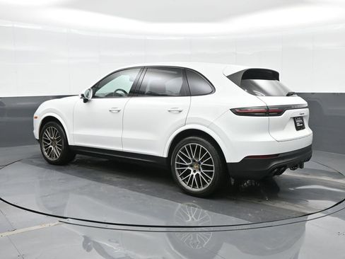 Certified 2023 Porsche Cayenne Platinum Edition image 3