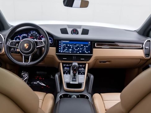 Certified 2023 Porsche Cayenne Platinum Edition image 11