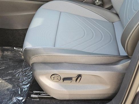 New 2025 Volkswagen Tiguan SE image 16