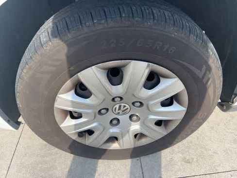 Used 2013 Volkswagen Routan S image 9