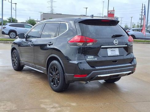 Used 2017 Nissan Rogue S image 2