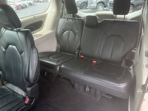 Used 2022 Chrysler Pacifica Touring-L FWD image 17