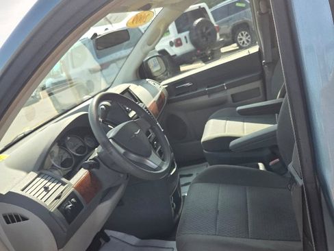 Used 2009 Chrysler Town & Country LX w/ Entertainment Group #1 image 9