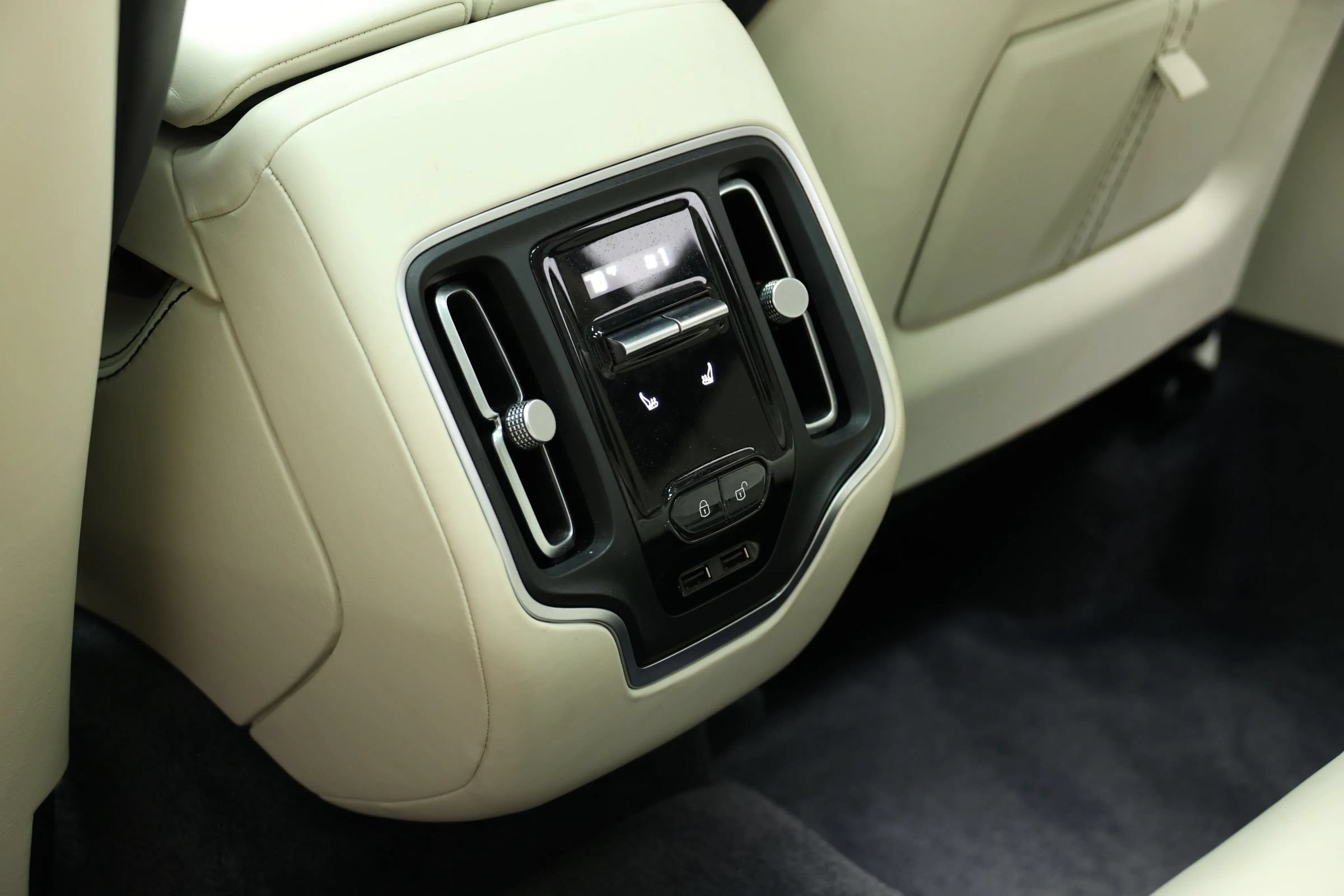 Used 2021 Aston Martin DBX AWD/4WD image 52