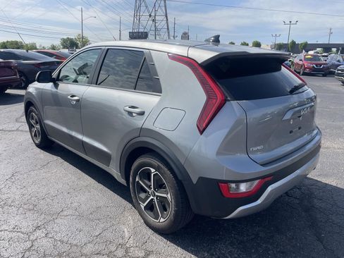 Used 2023 Kia Niro LX image 3