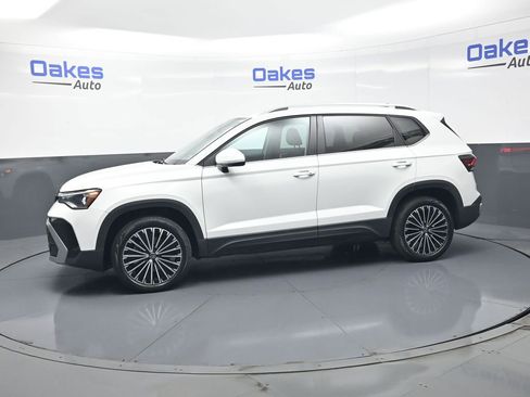 Used 2025 Volkswagen Taos SE FWD image 5