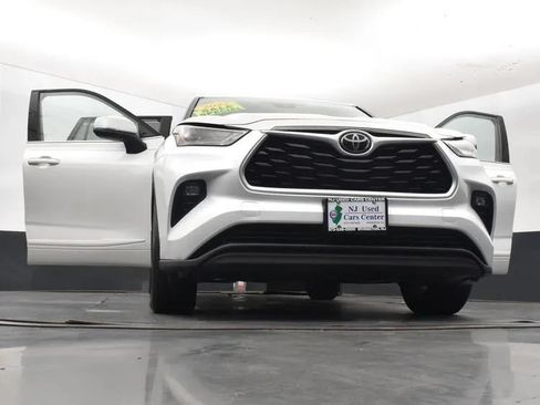 Used 2022 Toyota Highlander LE AWD/4WD image 11