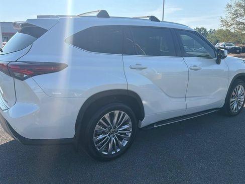 Used 2024 Toyota Highlander Platinum FWD image 12