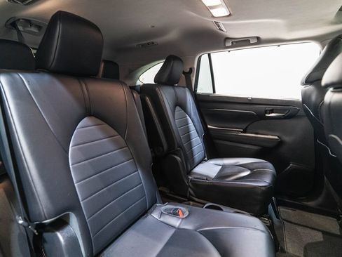 Used 2022 Toyota Highlander XLE AWD/4WD image 33