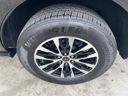 Used 2025 Ford Expedition Platinum AWD/4WD image 10