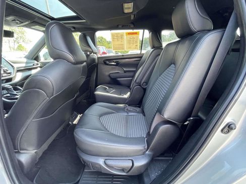 Used 2022 Toyota Highlander XSE AWD/4WD image 13