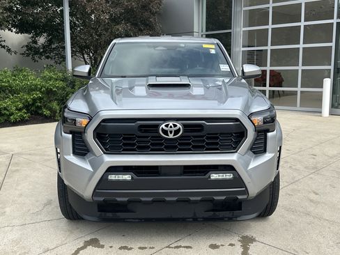 Used 2024 Toyota Tacoma TRD Sport AWD/4WD image 5