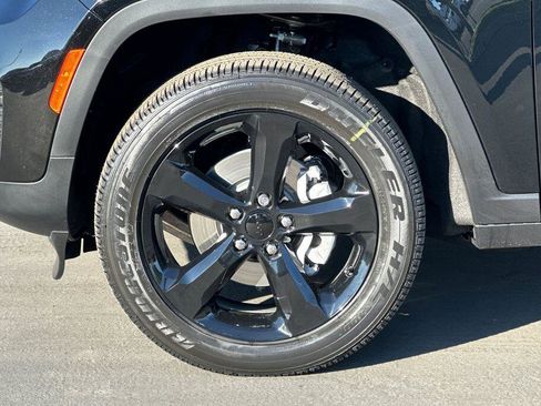 New 2025 Jeep Grand Cherokee Altitude image 25